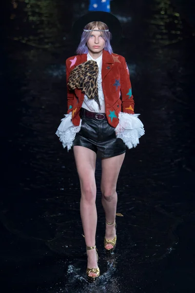 Look 16